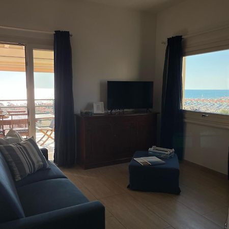 Attico Sulla Spiaggia Viareggio Buitenkant foto