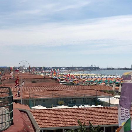 Attico Sulla Spiaggia Viareggio Buitenkant foto