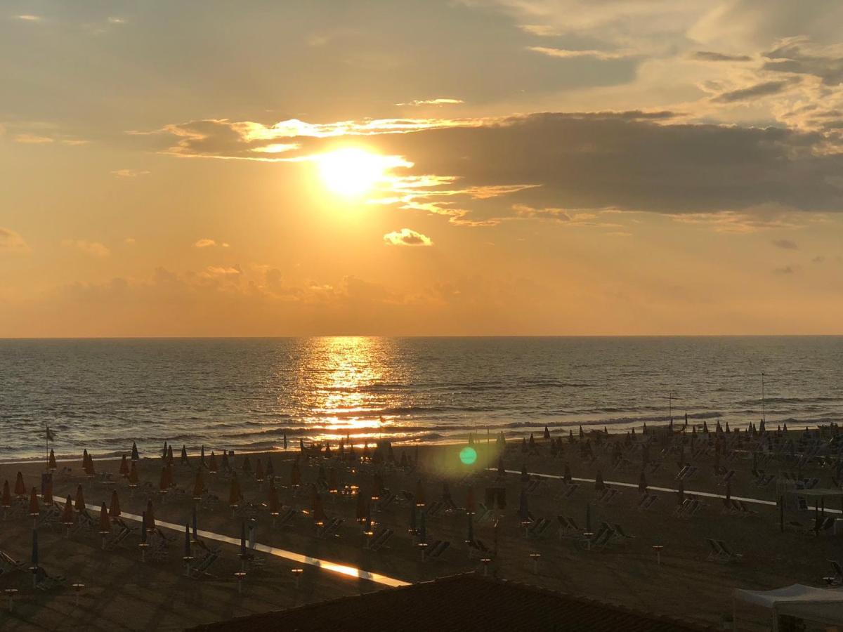Attico Sulla Spiaggia Viareggio Buitenkant foto