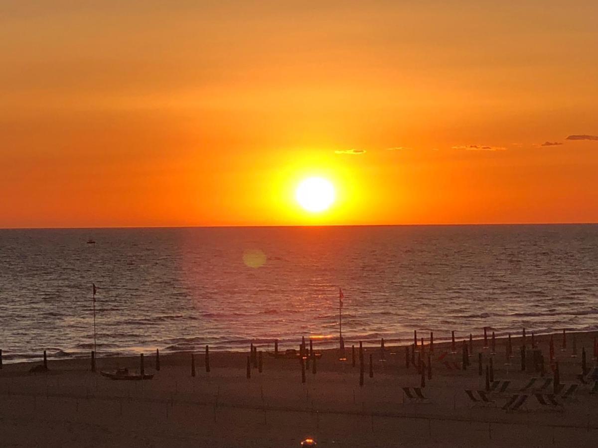 Attico Sulla Spiaggia Viareggio Buitenkant foto