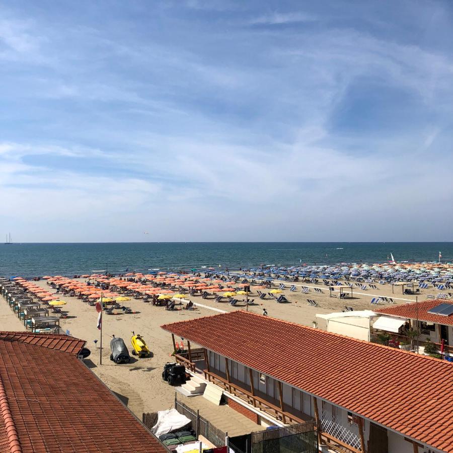 Attico Sulla Spiaggia Viareggio Buitenkant foto