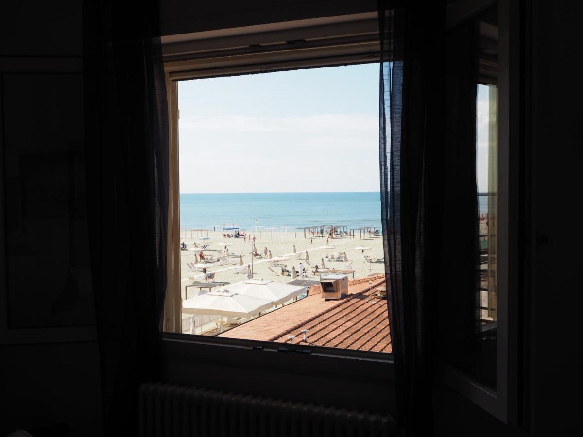 Attico Sulla Spiaggia Viareggio Buitenkant foto