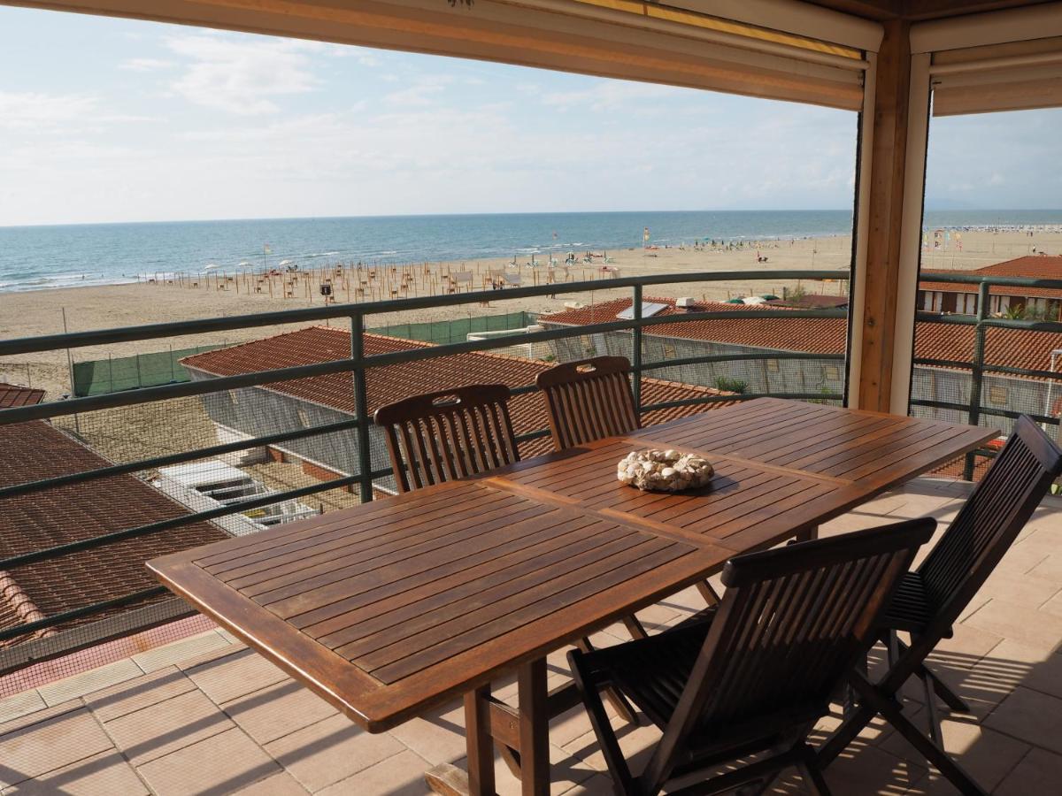 Attico Sulla Spiaggia Viareggio Buitenkant foto