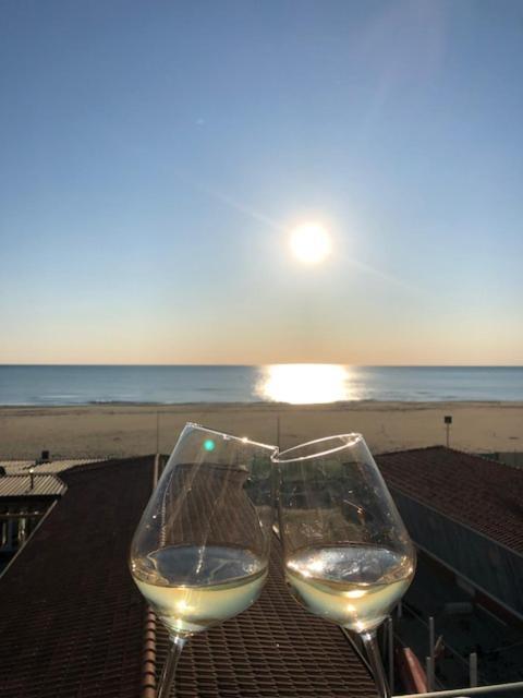 Attico Sulla Spiaggia Viareggio Buitenkant foto
