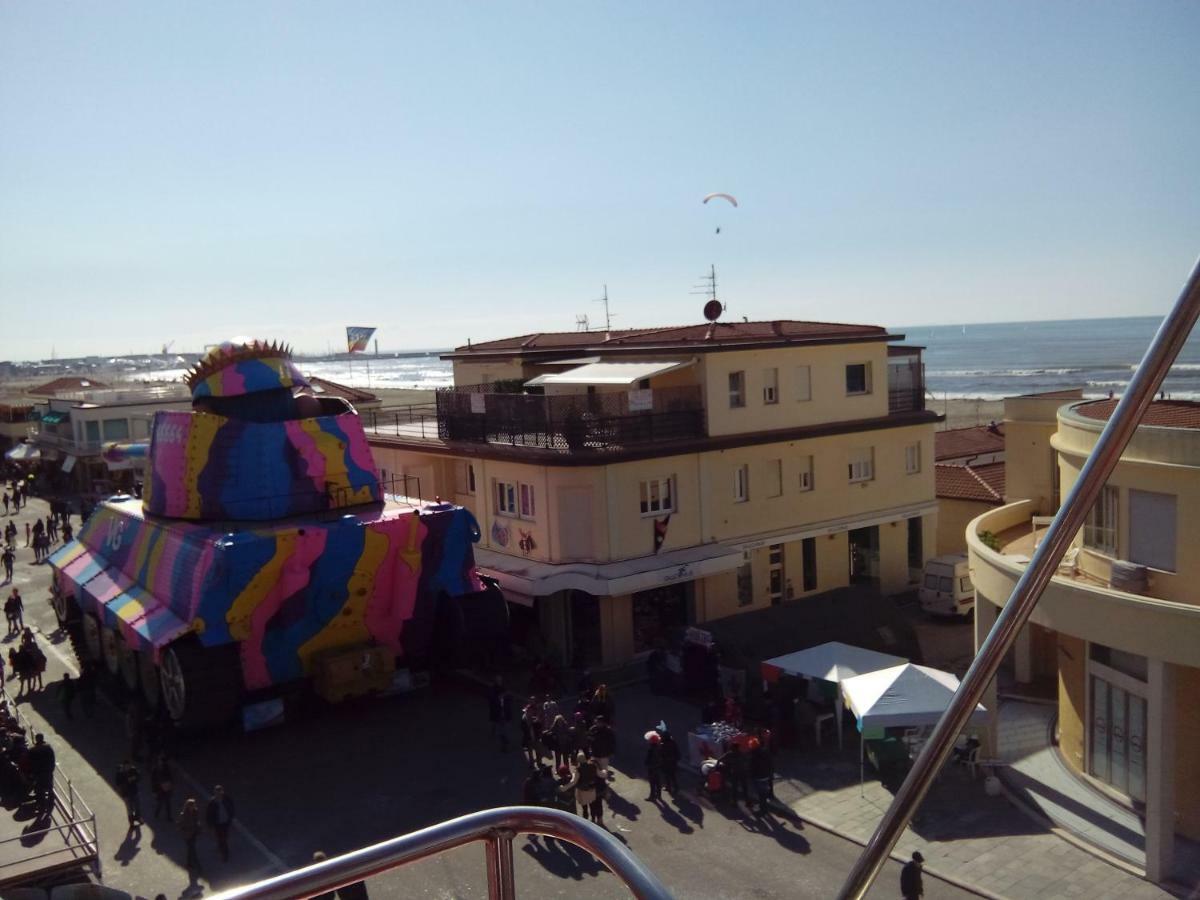 Attico Sulla Spiaggia Viareggio Buitenkant foto
