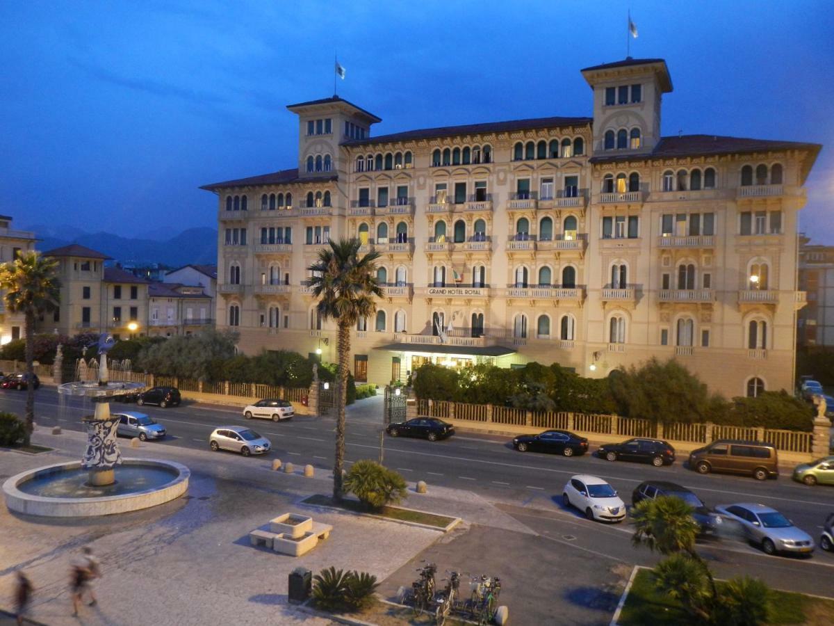 Attico Sulla Spiaggia Viareggio Buitenkant foto