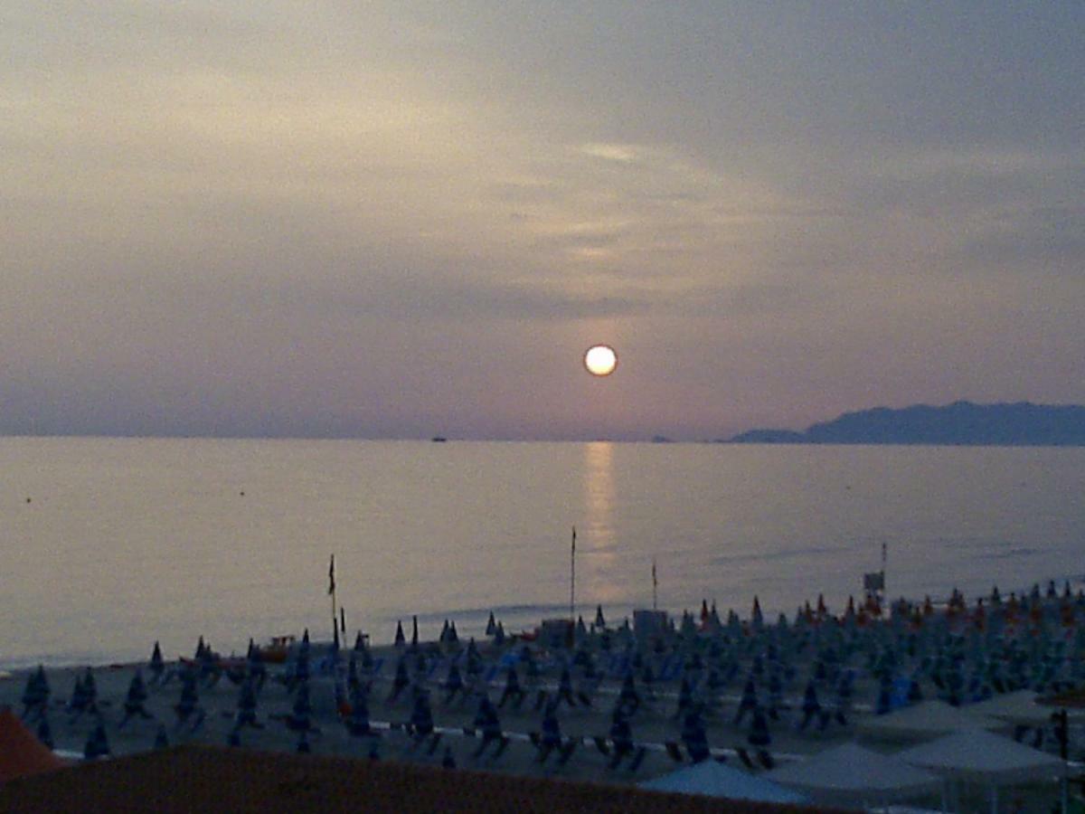 Attico Sulla Spiaggia Viareggio Buitenkant foto