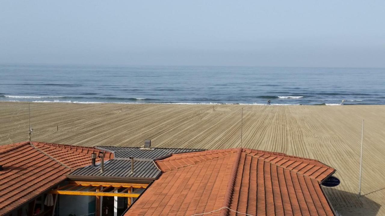 Attico Sulla Spiaggia Viareggio Buitenkant foto