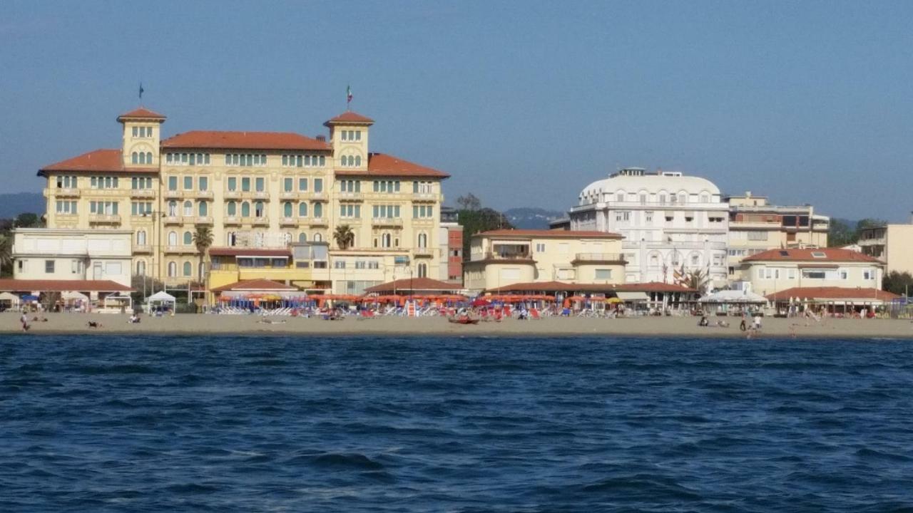Attico Sulla Spiaggia Viareggio Buitenkant foto