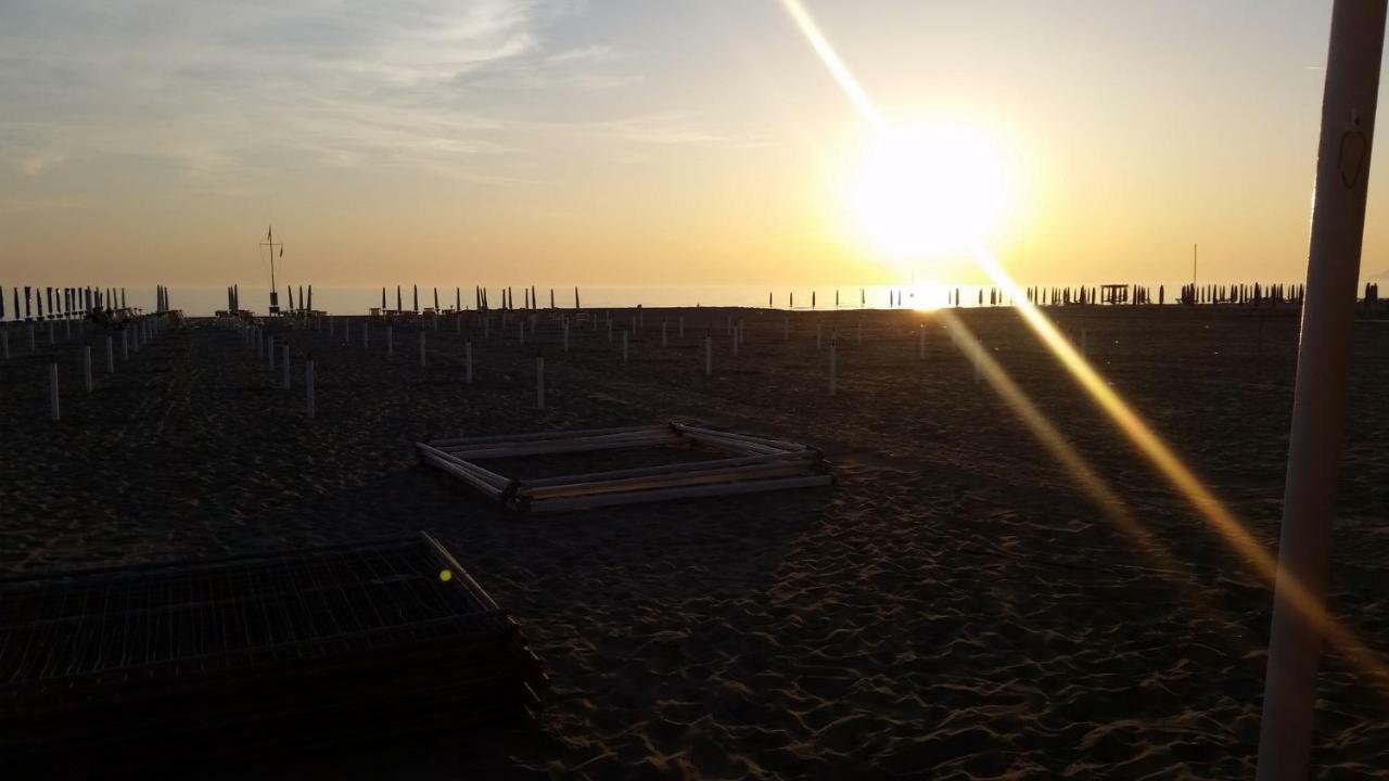 Attico Sulla Spiaggia Viareggio Buitenkant foto