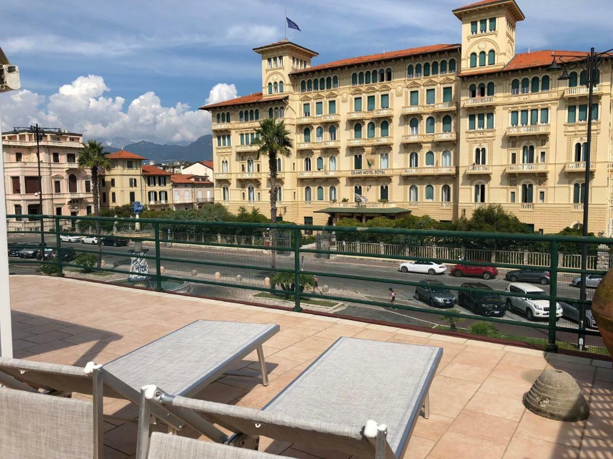 Attico Sulla Spiaggia Viareggio Buitenkant foto