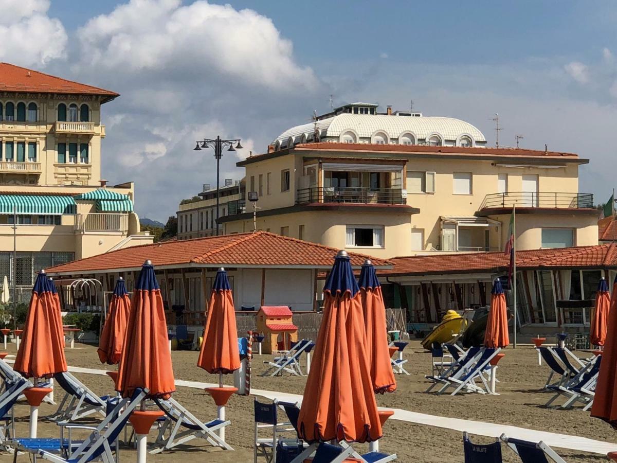 Attico Sulla Spiaggia Viareggio Buitenkant foto