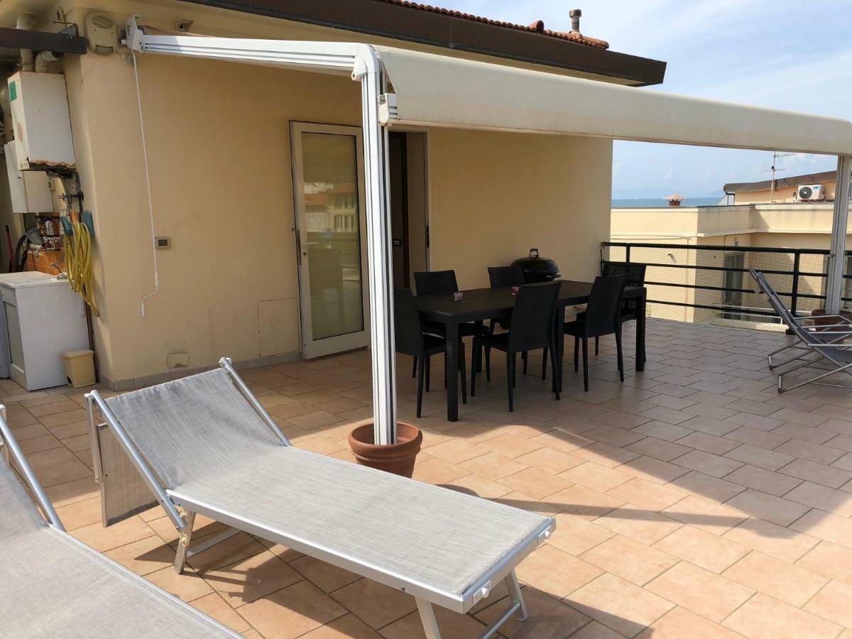 Attico Sulla Spiaggia Viareggio Buitenkant foto
