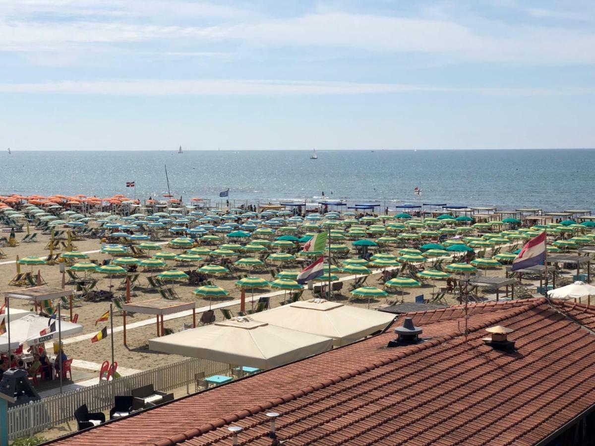 Attico Sulla Spiaggia Viareggio Buitenkant foto