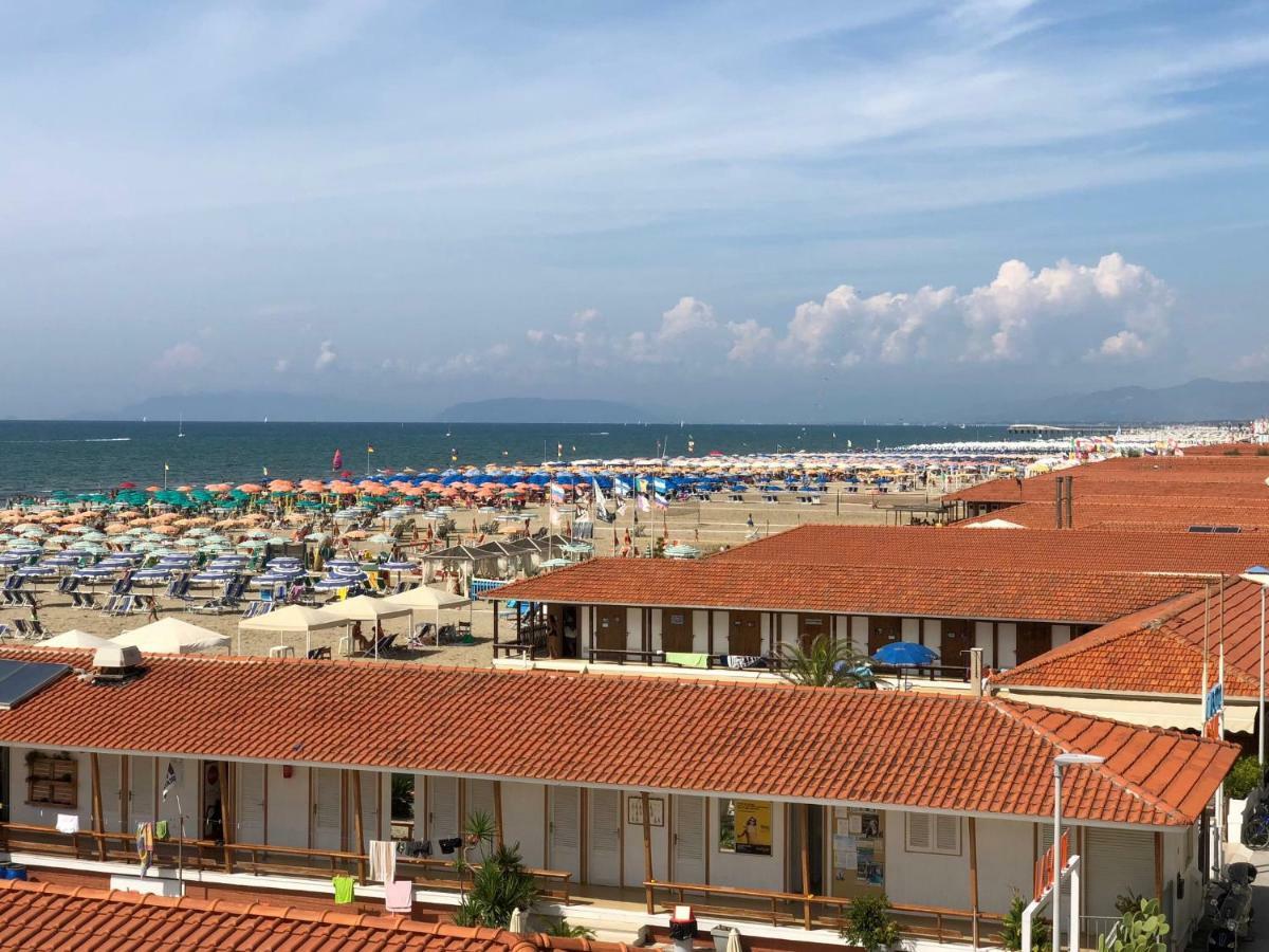 Attico Sulla Spiaggia Viareggio Buitenkant foto