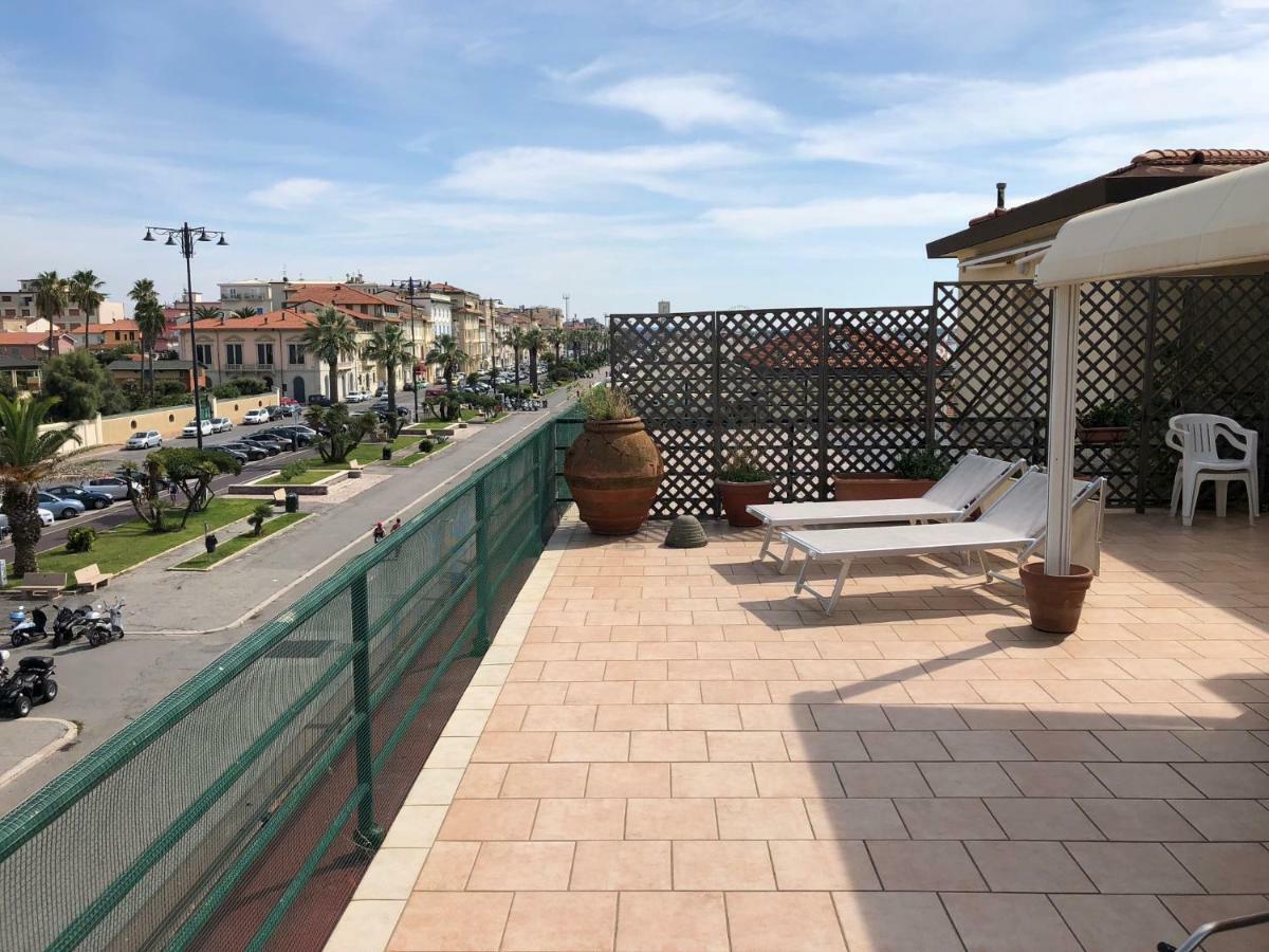 Attico Sulla Spiaggia Viareggio Buitenkant foto
