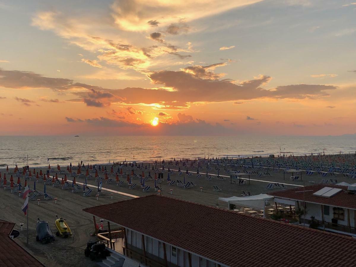 Attico Sulla Spiaggia Viareggio Buitenkant foto