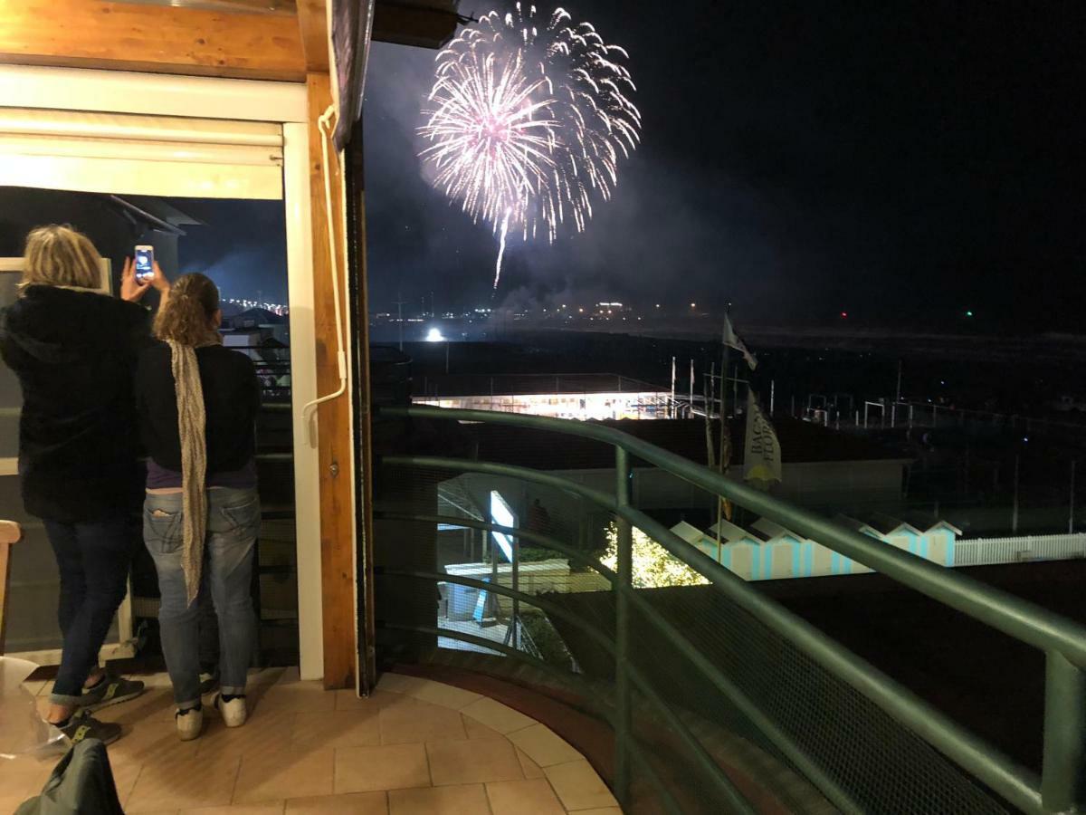 Attico Sulla Spiaggia Viareggio Buitenkant foto