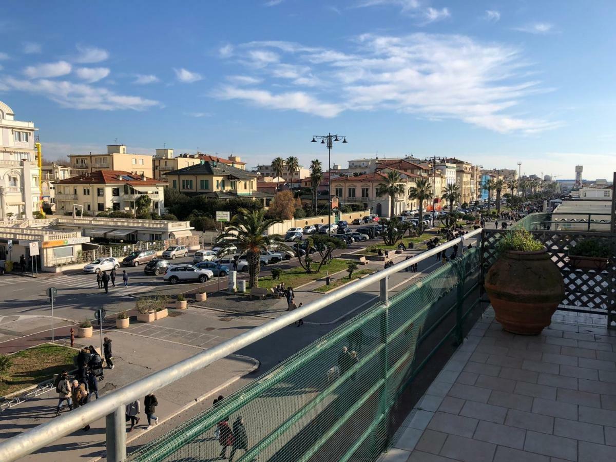 Attico Sulla Spiaggia Viareggio Buitenkant foto