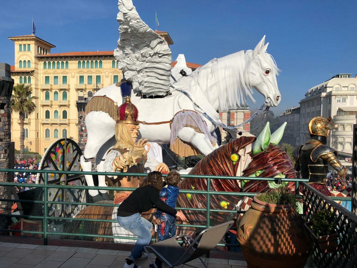Attico Sulla Spiaggia Viareggio Buitenkant foto