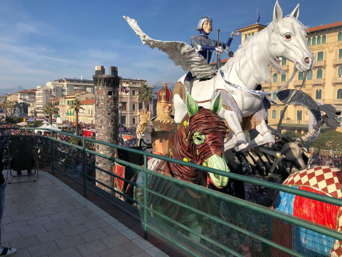 Attico Sulla Spiaggia Viareggio Buitenkant foto